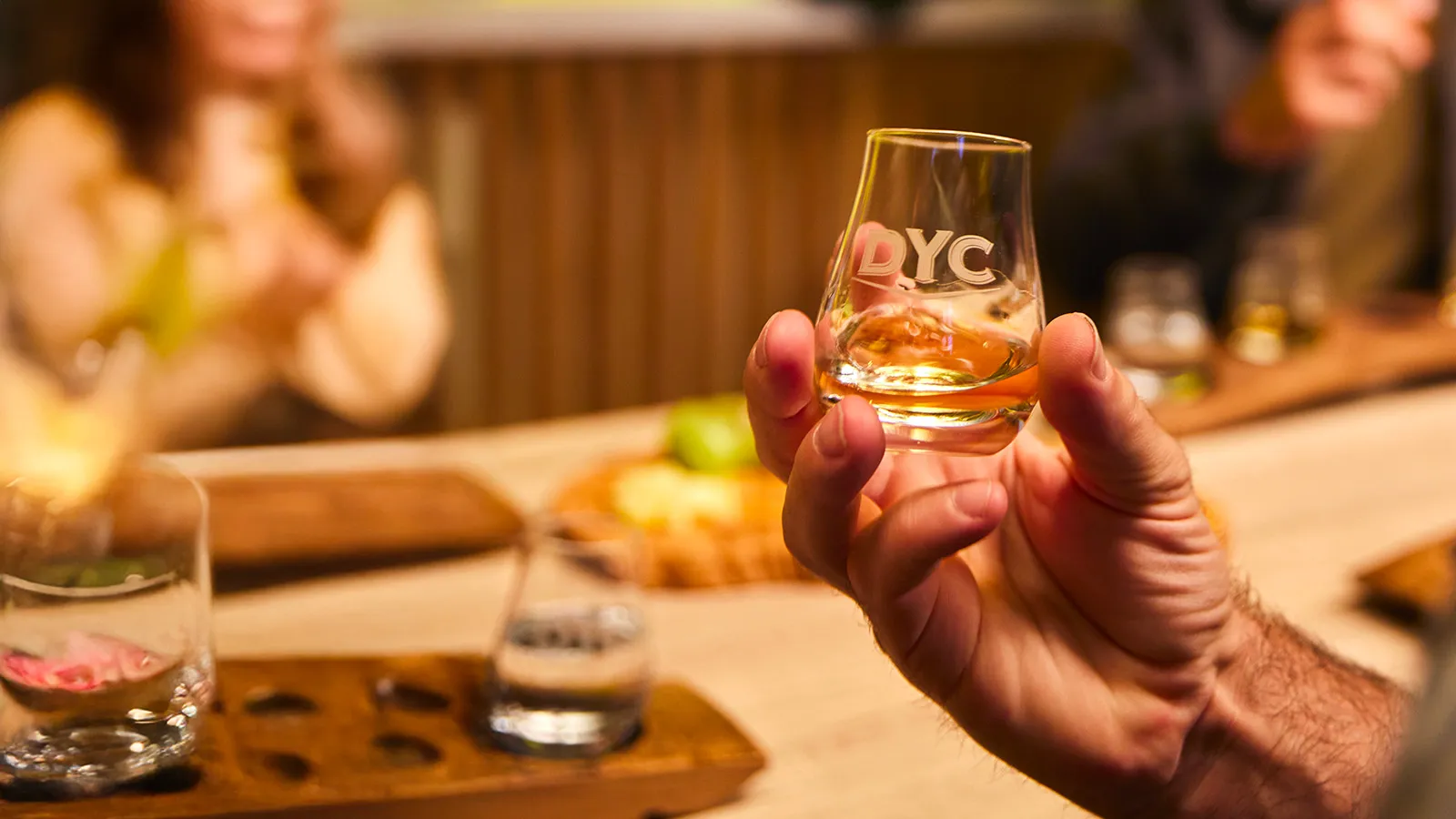 Vaso con Whisky DYC