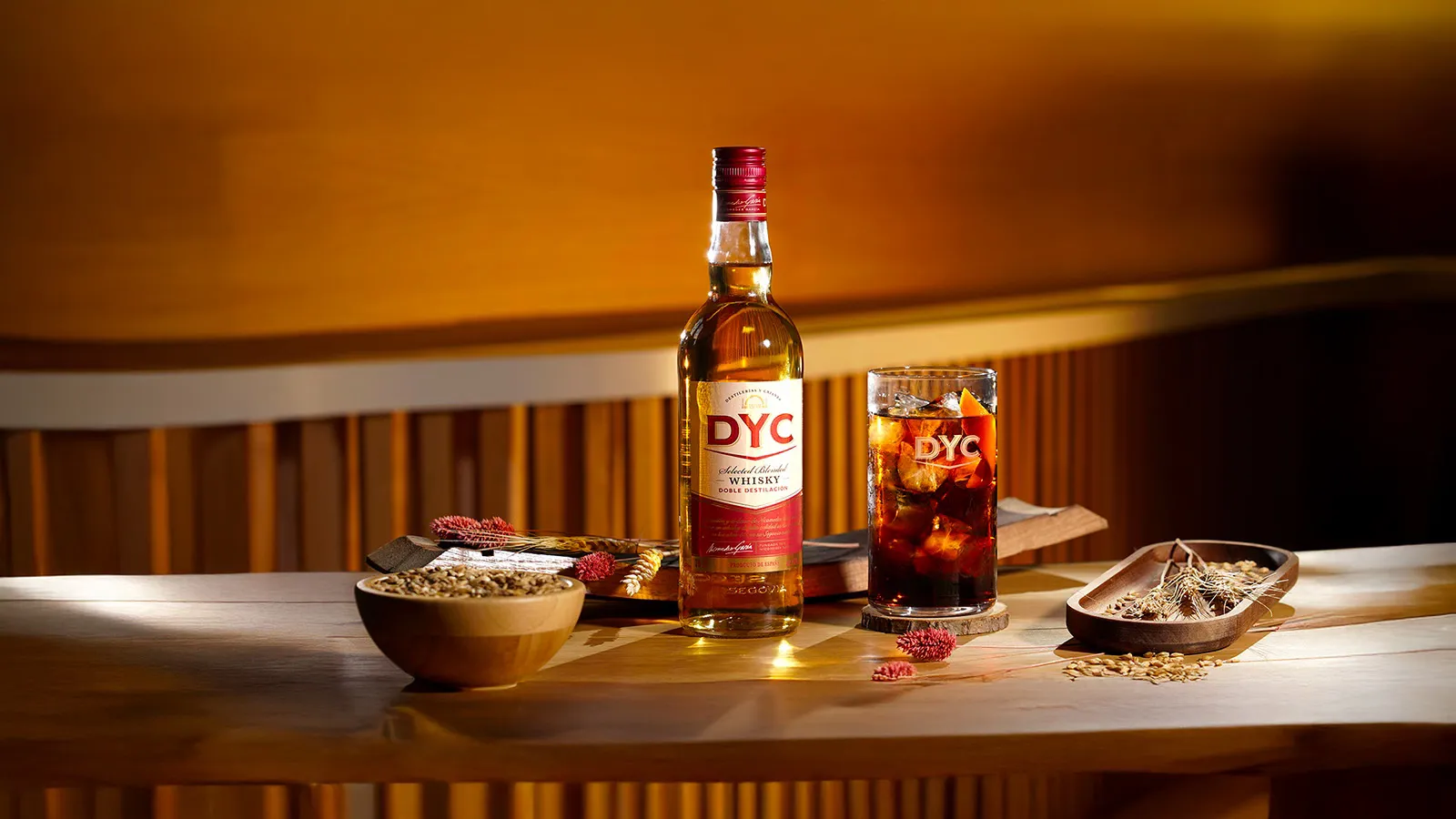 Botella Whisky DYC en mesa